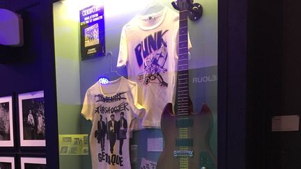 Une vitrine de l'exposition Lyon Capitale du Rock. (Bibliothèque municipale de Lyon)