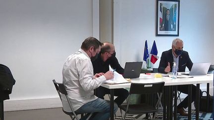 Les agressions d’élus se multiplient et encore plus depuis les débats parlementaires sur le pass sanitaire.&nbsp;Un député La République en marche du Rhône dit avoir reçu une quinzaine de menaces de mort.&nbsp;Il a décidé de porter plainte. (FRANCE 3)