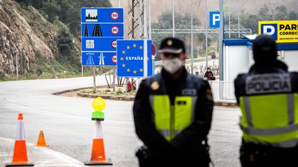 Des policiers espagnols à la frontière avec la France, à la Jonquera, le 17 mars 2020.&nbsp; (ADRIE SALIDO ZARCO / NURPHOTO / AFP)