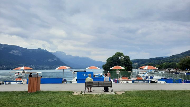 Le lac d'Annecy (Haute-Savoie) où errait régulièrement le suspect de l'attaque survenue le 8 juin 2023. (RAPHAEL GODET / FRANCEINFO)