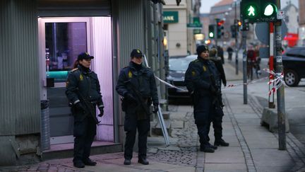 Des policiers se tiennent devant l'entr&eacute;e d'un cybercaf&eacute; de Copenhague, o&ugrave; deux personnes ont &eacute;t&eacute; arr&ecirc;t&eacute;es, le 15 f&eacute;vrier 2015, au lendemain de deux attentats qui ont co&ucirc;t&eacute; la vie &agrave; deux hommes. (LEONHARD FOEGER / REUTERS)