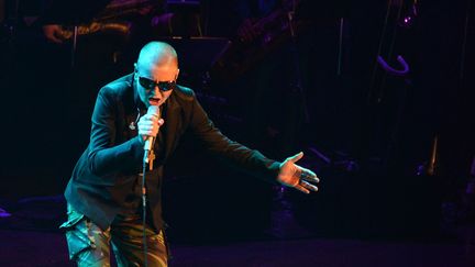 La chanteuse irlandaise Sinead O'Connor sur la scéne du  Avery Fisher Hall, Lincoln Center à New York le 20 juillet 2012 (MIKE COPPOLA / GETTY IMAGES NORTH AMERICA)