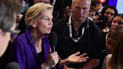 La sénatrice démocrate&nbsp;Elizabeth Warren&nbsp;parle à la presse lors du quatrième débat démocrate, à&nbsp;l'Université Otterbein de Westerville, dans l'Ohio, le 15 octobre 2019.
 (NICHOLAS KAMM / AFP)