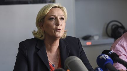 La présidente du Front national, Marine Le Pen, donne une conférence de presse à Hénin-Beaumont (Pas-de-Calais), le 19 juin 2017. (DENIS CHARLET / AFP)