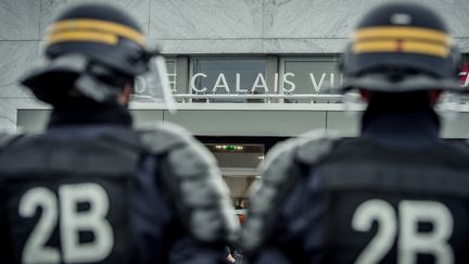 Des policiers devant la gare de Calais (Pas-de-Calais), le 20 février 2016. (PHILIPPE HUGUEN / AFP)