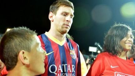 Lionel Messi lors d'une tournée de l'équipe de Barcelone dans le stade d'Hébron en Cisjordanie avec de jeunes joueurs (et joueuses) palestiniens en 2012. (Salih Zeki Fazlioglu / Anadolu Agency)