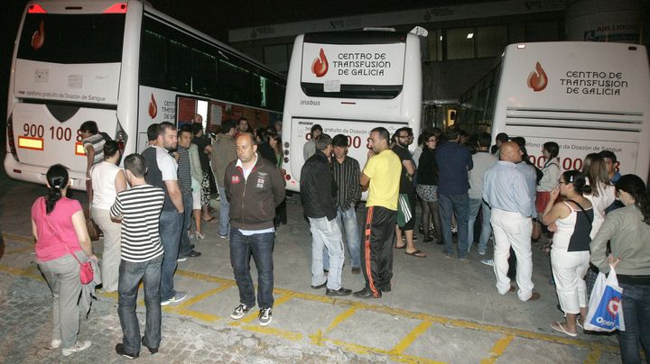 Des volontaires font la queue pour donner leur sang apr&egrave;s la catastrophe ferroviaire en Espagne, le 24 juillet 2013. (MAXPPP)