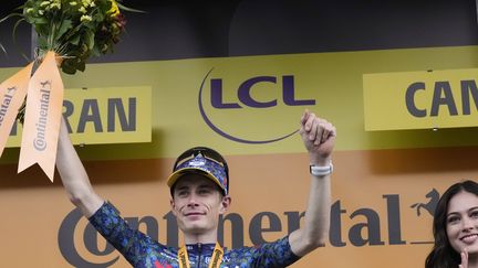 Jonas Vingegaard sur le podium, après la 11e étape du Tour de France entre Evaux-les-Bains et Le Lioran, le 10 juillet 2024. (JEROME DELAY/AP/SIPA / SIPA)