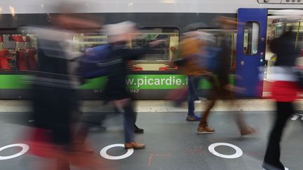 Usagers devant un train à Gare du Nord, à Paris. (Image d'illustration) (FRED HASLIN / MAXPPP)