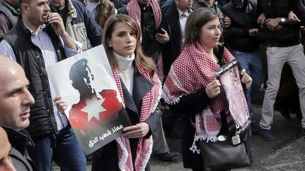 La reine Rania de Jordanie (C) participe &agrave; une manifestation pour condamner l'ex&eacute;cution du pilote jordanien par le groupe jihadiste Etat islamique (EI) &agrave; Amman (Jordanie), le 6 f&eacute;vrier 2015. ( AFP)