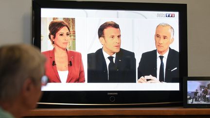 Le président de la République Emmanuel Macron à la télévision lors de son entretien du 14-Juillet 2020 avec les journalistes Léa Salamé et Gilles Bouleau. (DENIS CHARLET / AFP)