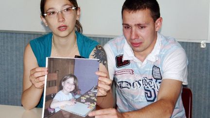 Anne-Sophie Faucheur et Nicolas Williot lors d'une conf&eacute;rence de presse sur la pr&eacute;tendue disparition de&nbsp;Typhaine le 24 juin 2009 &agrave; Maubeuge (Nord).&nbsp; (NICOLAS LECLERCQ / AFP)