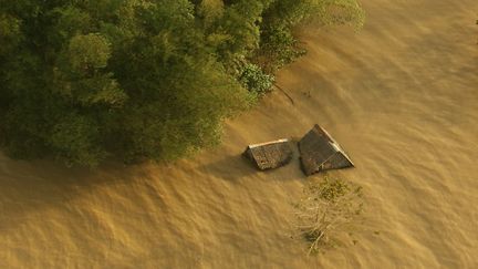 Une maison est engloutie&nbsp;dans les inondations, à Camarines Sur (Philippines) le 29 décembre 2018. (REY BANIQUET / PRESIDENTIAL PHOTOGRAPHERS DIVIS / AFP)