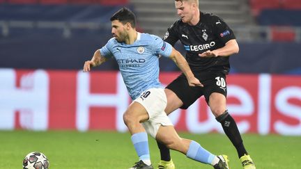 Sergio Aguero et Nico Elvedi lors du match aller de Ligue des Champions, le 24 février 2021.  (ATTILA KISBENEDEK / AFP)