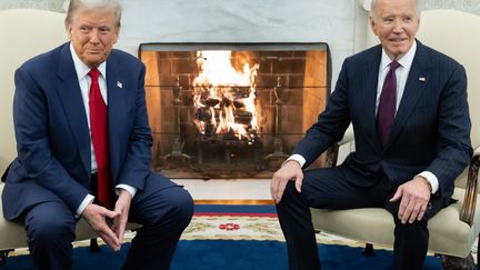 Le président américain Joe Biden rencontre le président élu Donald Trump dans le bureau ovale de la Maison Blanche à Washington, le 13 novembre 2024. (SAUL LOEB / AFP)