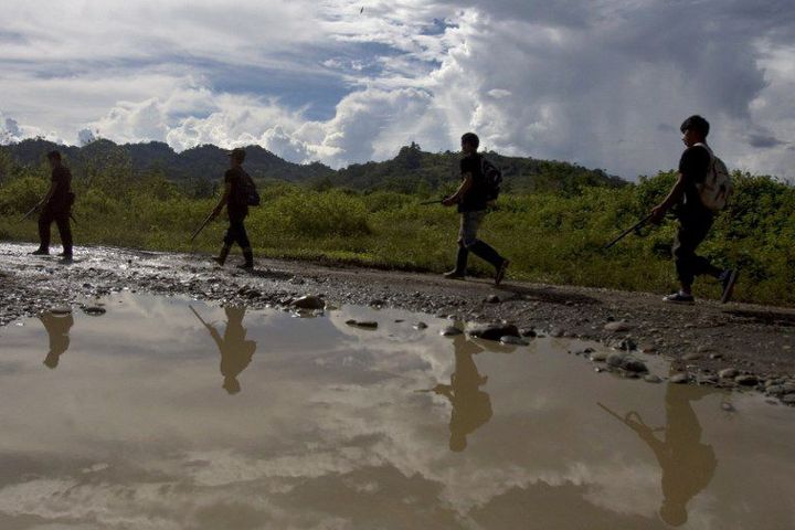 Des membres de la milice armée des Ronderos patrouillent dans la jungle à la recherche de soldats du Sentier lumineux, près de Llochega, au centre-sud du pays du Pérou. (ERNESTO BENAVIDES / AFP)