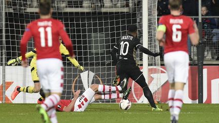 Lacazette, auteur d'un doublé, a mis au supplice les défenseur d'Alkmaar, (JOHN THYS / AFP)