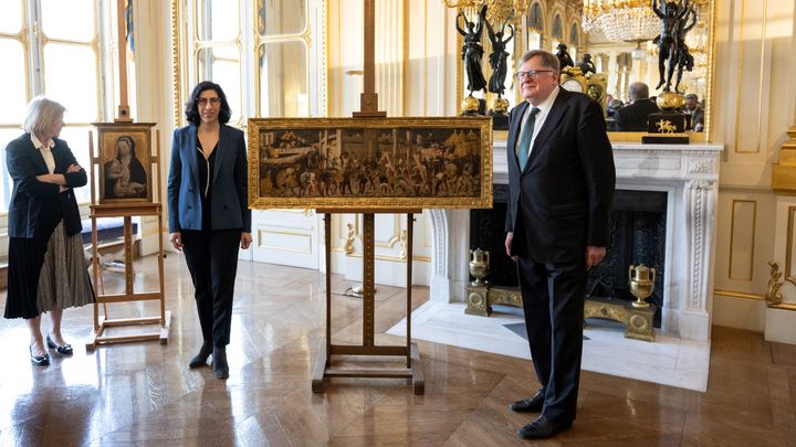 La ministre de la culture avec Félix de Marez Oyens et sa femme Theodora, les ayants-droits de Agathe et Ernst Saulmann, deux collectionneurs d'art juifs allemands dont les oeuvres ont été pillées par les nazis. En avril 2023, la France leur a rendu cette peinture, "Le siège de Carthage par Scipio Emilien". (ALAIN JOCARD / AFP)