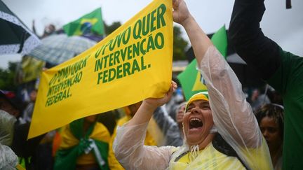 Des manifestants pro-Bolsonaro lors d'un rassemblement à Rio de Janeiro (Brésil), le 2 novembre 2022. (ANDRE BORGES / AFP)