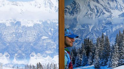 Un volontaire regarde par la fen&ecirc;tre les pr&eacute;paratifs de la c&eacute;r&eacute;monie de bienvenue de l'&eacute;quipe indienne au village olympique &agrave; Sotchi (Russie), le 16 f&eacute;vrier 2014. (SHAMIL ZHUMATOV / REUTERS)