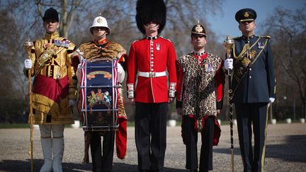 R&eacute;p&eacute;tition en costumes avant le d&eacute;fil&eacute; organis&eacute; pour le jubil&eacute; de la reine Elizabeth qui aura lieu en juin prochain, Londres (Royaume-Uni), le 21 mars 2012. (DAN KITWOOD / GETTY IMAGES)