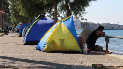 Un migrant regarde la mer, assis devant sa tente sur la promenade du front de mer, &agrave; Kos (Gr&egrave;ce), le 20 ao&ucirc;t 2015. (BENOIT ZAGDOUN / FRANCETV INFO)