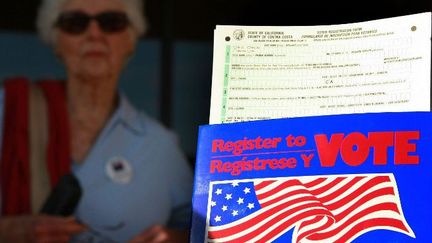 Une femme lors d'un campagne d'inscription des électeurs le 20 octobre 2010 à Lafayette, en Californie (Etats-Unis).  (JUSTIN SULLIVAN / GETTY IMAGES NORTH AMERICA / AFP)