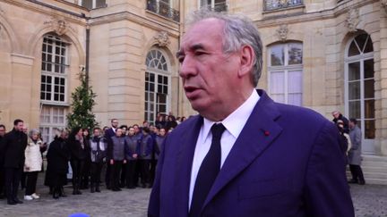 La minute de silence pour les victimes du cyclone Chido à Mayotte "a le sens d'une communion dans le deuil, de la solidarité pour tous ceux qui sont dans l'épreuve et le sens de l'engagement pour que la communauté nationale reconstruise Mayotte et faire en sorte que les Mahorais se sentent entourés par un pays entier", a déclaré le Premier ministre François Bayrou, ce lundi dans la cour de Matignon.