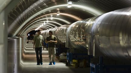 Une photo prise le 11 février 2016 montre deux salariés du CNRS travaillant à l'observatoire franco-italien de Virgo, près de Pise (Italie). (FRESILLON CYRIL / CNRS PHOTOTHEQUE / AFP)