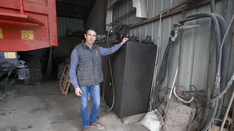 Benoit Vaux pose près de ses cuves de GNR, complètement vides. (FARIDA NOUAR / RADIO FRANCE)