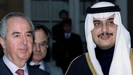 Le Premier ministre français Edouard Balladur avec le prince saoudien al-Saoud Mohamed Bin Fahd après des discussions à l'hôtel Matignon, le 12 juillet 1994. (Reuters - Charles Platiau)