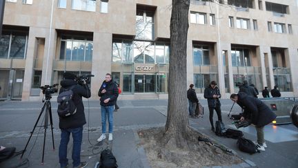 Des journalistes devant le siège de la CFDT à Paris le 17 janvier 2020, après l'intrusion annoncée par Laurent Berger (PHILIPPE LAVIEILLE / MAXPPP)