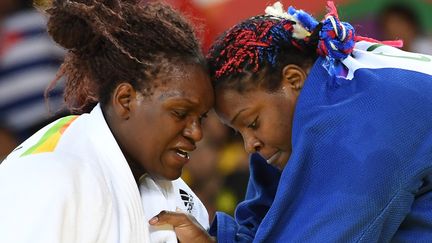 Émilie Andéol (à gauche) emporte la médaille d'or en finale des +78 kg (TOSHIFUMI KITAMURA / AFP)