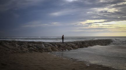 Un homme observe les vagues à Costa da Caparica, à Almada (Portugal), le 13 octobre 2018. (PATRICIA DE MELO MOREIRA / AFP)