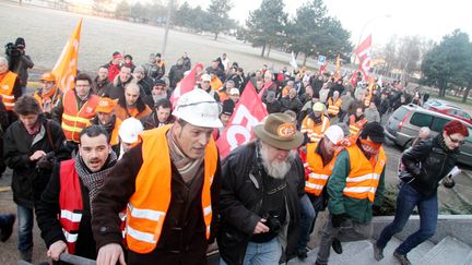 Environ 200 salari&eacute;s du groupe ArcelorMittal ont envahi les locaux de la direction du groupe sid&eacute;rurgique, le 20 f&eacute;vrier 2012. (ON)