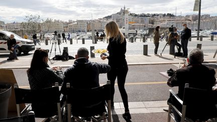 La terrasse d'un restaurant sur le Vieux Port de Marseille, le 28 septembre 2020. (VALLAURI NICOLAS / MAXPPP)