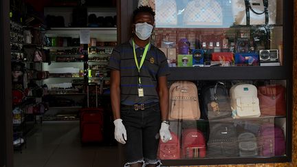 A Windhoek, la capitale namibienne, les commerces, désertés par les clients, ont vu leurs ventes s’effondrer. Si peu de personnes ont été infectées par le coronavirus, le gouvernement a préféré maintenir des mesures strictes pour en empêcher la propagation.&nbsp; &nbsp; &nbsp; (HILDEGARD TITUS / AFP)