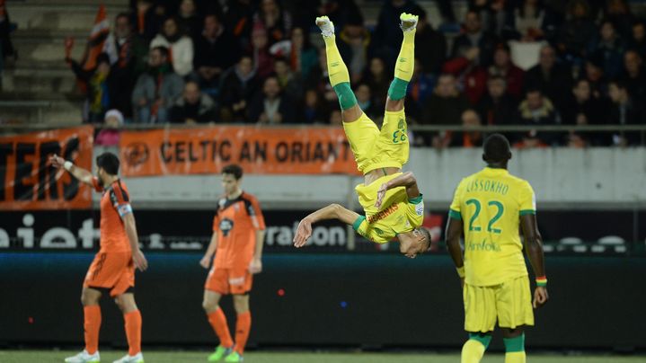 L'attaquant du FC Nantes Yacine Bammou effectue un salto apr&egrave;s son but contre Lorient, le 20 d&eacute;cembre 2014, &agrave; Lorient (Morbihan). (JEAN-SEBASTIEN EVRARD / AFP)