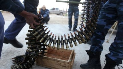 Des membres des forces rebelles libyennes manipulent des munitions (AFP/PATRICK BAZ)