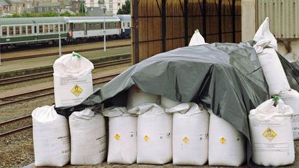 Des sacs contenant de l'engrais chimique à base de nitrate d'ammonium, près de la gare de Saint-Malo (Ille-et-Vilaine), le 1er octobre 2001. (GREGOIRE MAISONNEUVE / AFP)