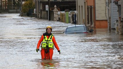 Une pompière dans une rue inondée à Isques, dans le Pas-de-Calais, le 7 novembre 2023. (DENIS CHARLET / AFP)