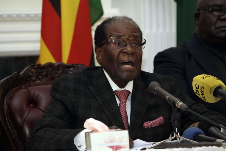 L'alors président du Zimbabwe Robert Mugabe prononce un discours radiodiffusée à Harare, capitale du pays, le 19 novembre 2017. (AP/SIPA / AP)