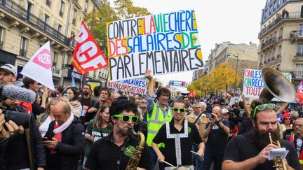 Des milliers de personnes se sont rassemblées le 16 octobre 2022 à Paris pour une marche "contre la vie chère et l'inaction climatique", à l'appel des partis de gauche.&nbsp; (QUENTIN DE GROEVE / HANS LUCAS / AFP)