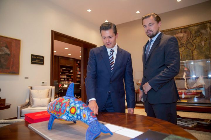 Le Président mexicain Enrique Pena Nieto et l'acteur américain Leonardo DiCaprio devant une reproduction du marsouin du Pacifique (7 juin 2017) 
 (PRESIDENCIA / NOTIMEX)