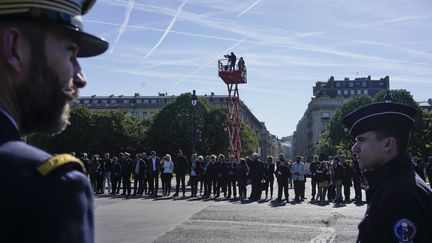 Des civils patientent avant l'hommage national rendu aux soldats Cédric de Pierrepont et Alain Bertoncello, le 14 mai 2019 aux Invalides. (LAURE BOYER / HANS LUCAS / AFP)