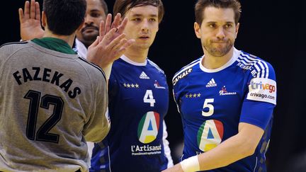 En bleu, les Fran&ccedil;ais&nbsp;Xavier Barachet et&nbsp;Guillaume Gille &agrave; l'issue du match avec la Hongrie o&ugrave; l'&eacute;quipe de France s'est inclin&eacute;e (26 &agrave; 23), pour la deuxi&egrave;me fois, le 20 janvier 2012 &agrave;&nbsp;Novi Sad (Serbie). (FRANCK FIFE / AFP)