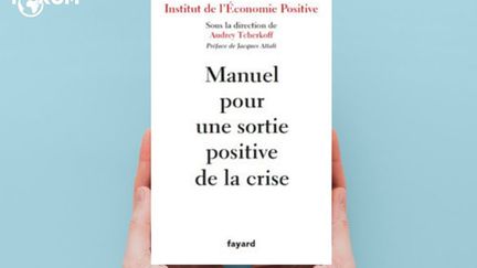 Audrey Tcherkoff a dirigé la publication de cet ouvrage qui "représente six mois de travail&nbsp; sans relâche. J’espère que vous y verrez la lueur de l’espoir que nous voulons incarner", souligne-t-elle sur Twitter.&nbsp; (@AudreyTcherkoff / FAYARD)