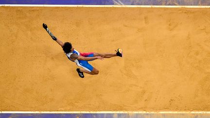 Arnaud Assoumani lors du concours de la longueur aux Jeux paralympiques de Paris, le 3 septembre 2024 au Stade de France. (FRANCOIS-XAVIER MARIT / AFP)