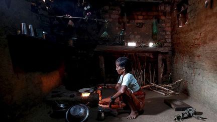 vivent toutes à ses côtés dans la même maison. Elles ont des chambres séparées. Celle qui n’est pas de corvée d'eau, gère alors la cuisine et le ménage. (REUTERS / Danish Siddiqui)