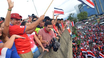 Rares sont les dirigeants &agrave; avoir autant mouill&eacute; le maillot.&nbsp;Luis Guillermo Solis, pr&eacute;sident du Costa Rica, c&eacute;l&egrave;bre la qualification de son pays,&nbsp;le 29 juin &agrave; San Jose, aux d&eacute;pens de la Gr&egrave;ce. (EZEQUIEL BECERRA / AFP)